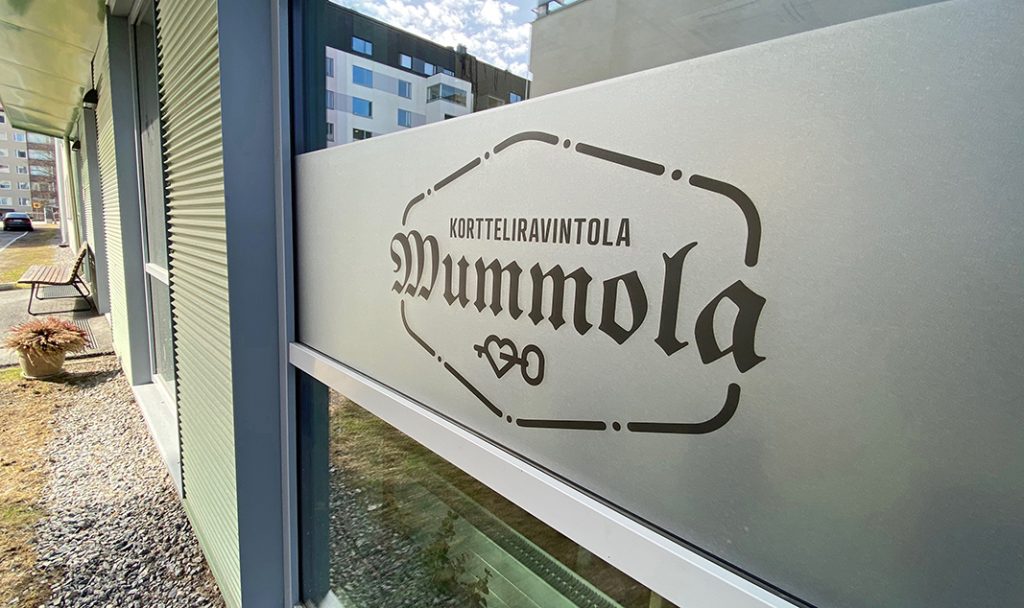 Kortteliravintola Mummolan ikkunateippaukset. Logon taustalla huurreteippi.